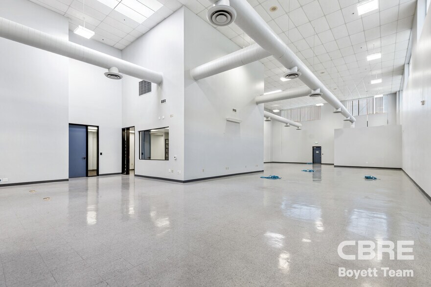 More Photos Of 26025 Mureau Rd, Calabasas Office For Sale