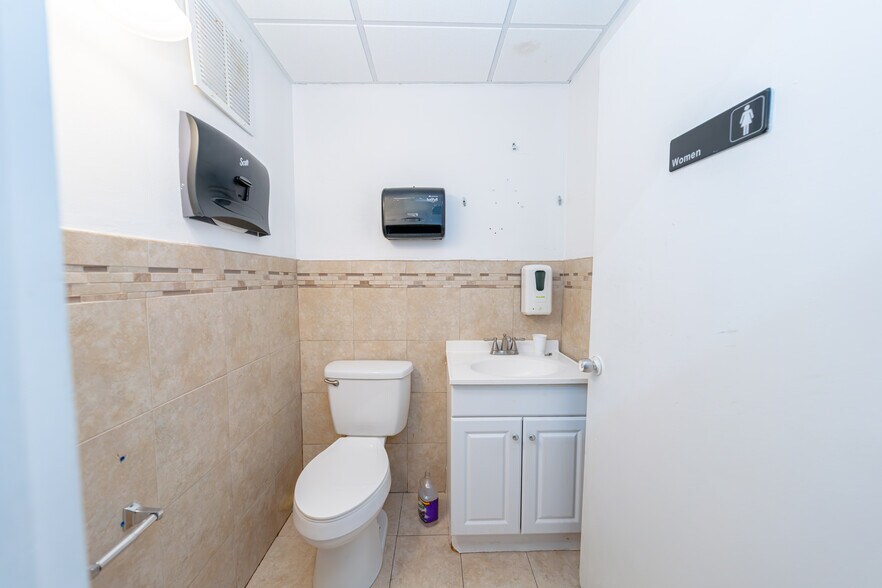 More Photos Of 4095 N 28th Way, Hollywood Warehouse For Lease