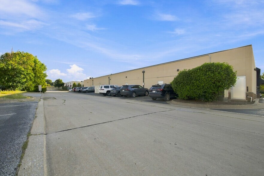 More Photos Of 3441 Devils Glen Rd, Bettendorf Storefront For Lease