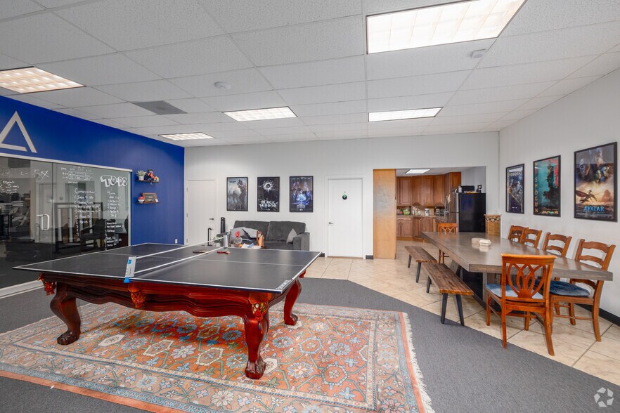 More Photos Of 8411-8421 Canoga Ave, Canoga Park Unknown For Lease