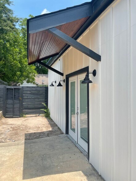 More Photos Of 1330 Avenue N, Huntsville Light Distribution For Lease