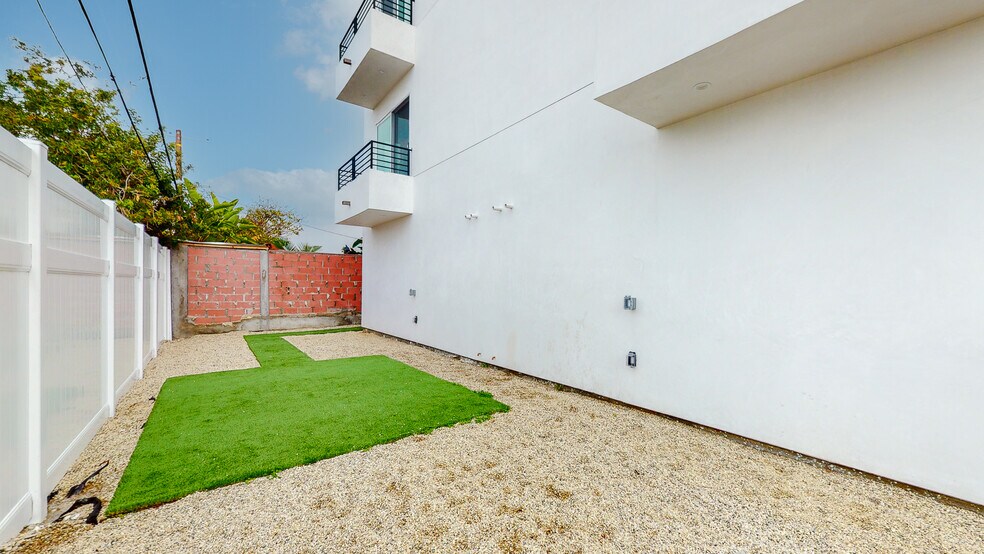 More Photos Of 525 N Normandie Ave, Los Angeles Apartments For Sale