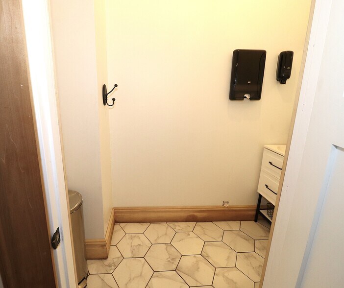 More Photos Of 142 S Broadway St, Blanchester Storefront Retail Residential For Sale