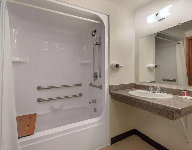 More Photos Of 109 Main St, Hill City Hotel For Sale