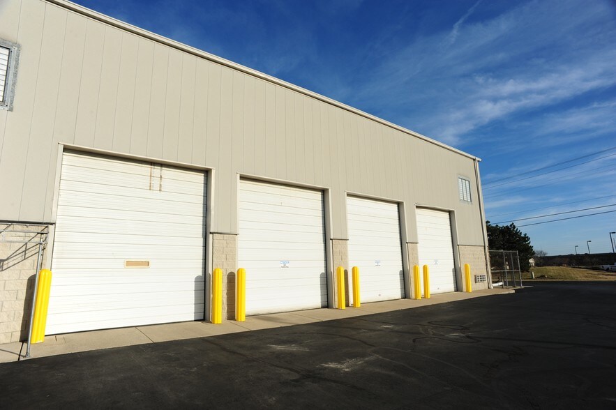 More Photos Of 655 Dearborn Park Ln, Worthington Warehouse For Lease