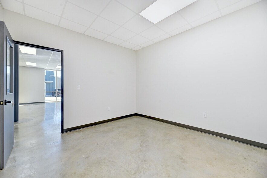 More Photos Of 11215 Conroy Ln, Austin Showroom For Lease