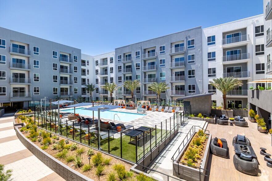 More Photos Of 21010 Erwin St, Woodland Hills Apartments For Lease