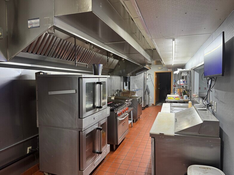 More Photos Of 715 Industrial Blvd, McDonough Bar For Lease