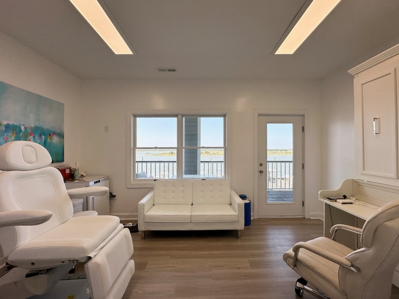 More Photos Of 103 Palm Blvd, Isle Of Palms Office For Sale