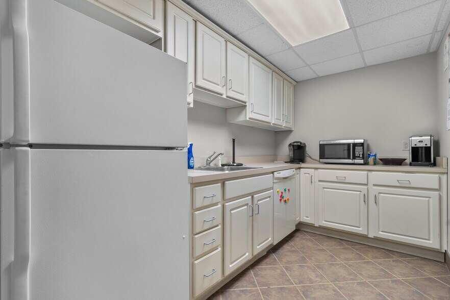 More Photos Of 811 W Main St, Carmel Storefront Retail Office For Lease