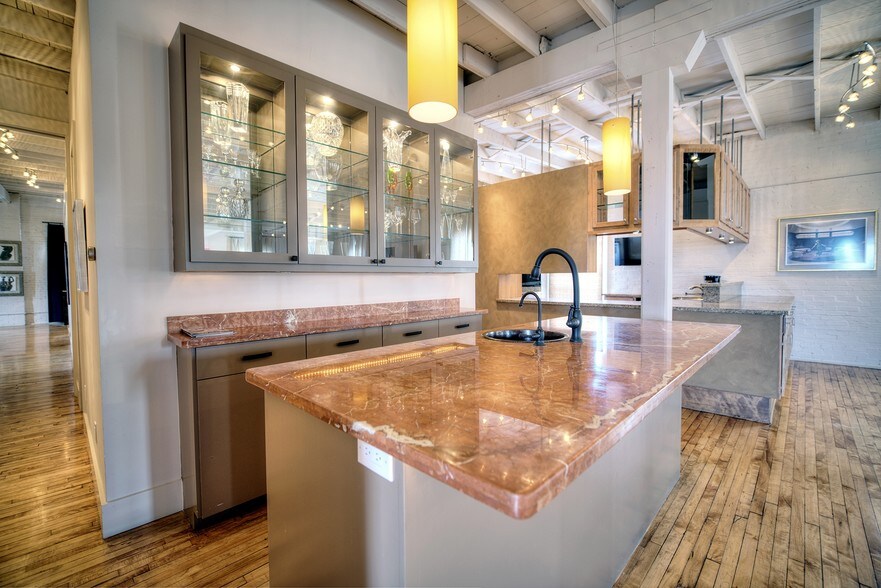 More Photos Of 2409 Commerce St, Houston Freestanding For Lease