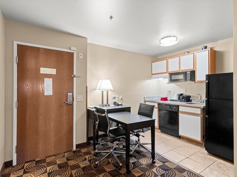 More Photos Of 1001 W College, Oak Creek Hotel For Sale