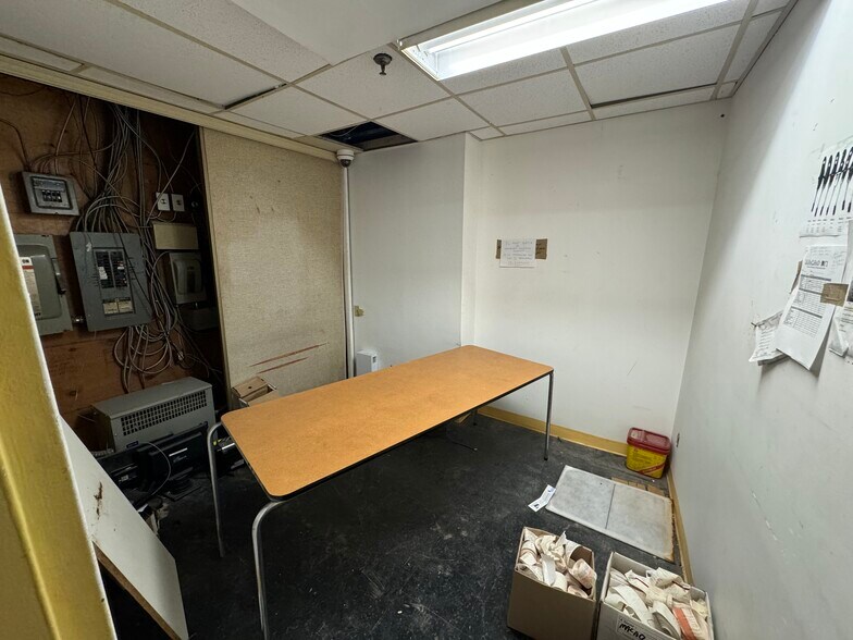 More Photos Of 1055 Boul Saint-Laurent, Montréal General Retail For Lease