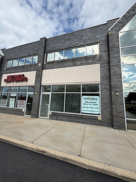 More Photos Of 401 E North Ave, Villa Park Flex For Lease