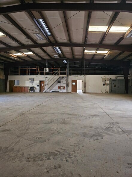 More Photos Of 103 N 1st St, Patterson Showroom For Lease