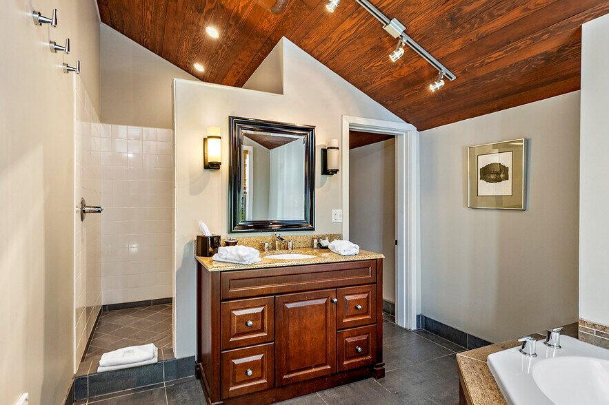 More Photos Of 240 E California St, Jacksonville Hotel For Sale