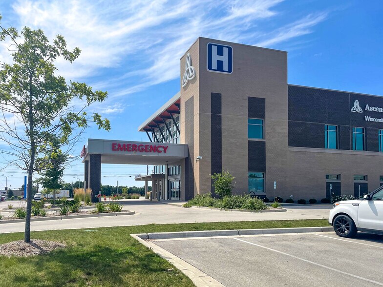 More Photos Of 2325 Fox Run Blvd, Waukesha Hospital For Sale
