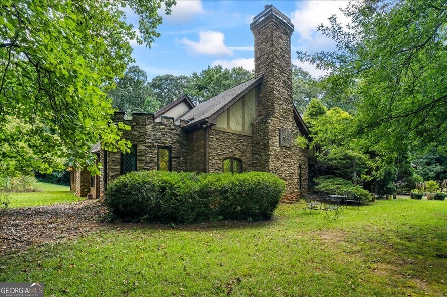 More Photos Of 3000 Cathedral Pl, Decatur Movie Radio TVStudio For Sale