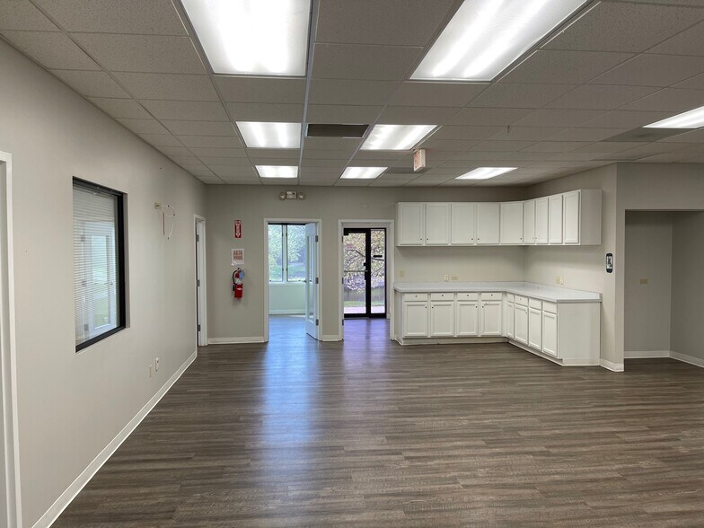 More Photos Of 3295 N Arlington Heights Rd, Arlington Heights Unknown For Lease