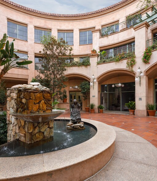 More Photos Of 301-333 N Canon Dr, Beverly Hills Office For Lease