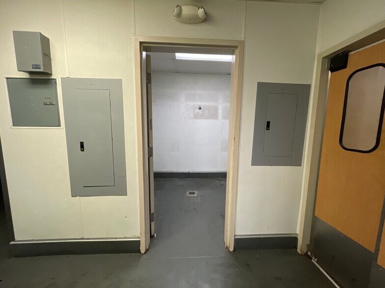 More Photos Of 7862 Montgomery Rd, Cincinnati Restaurant For Lease