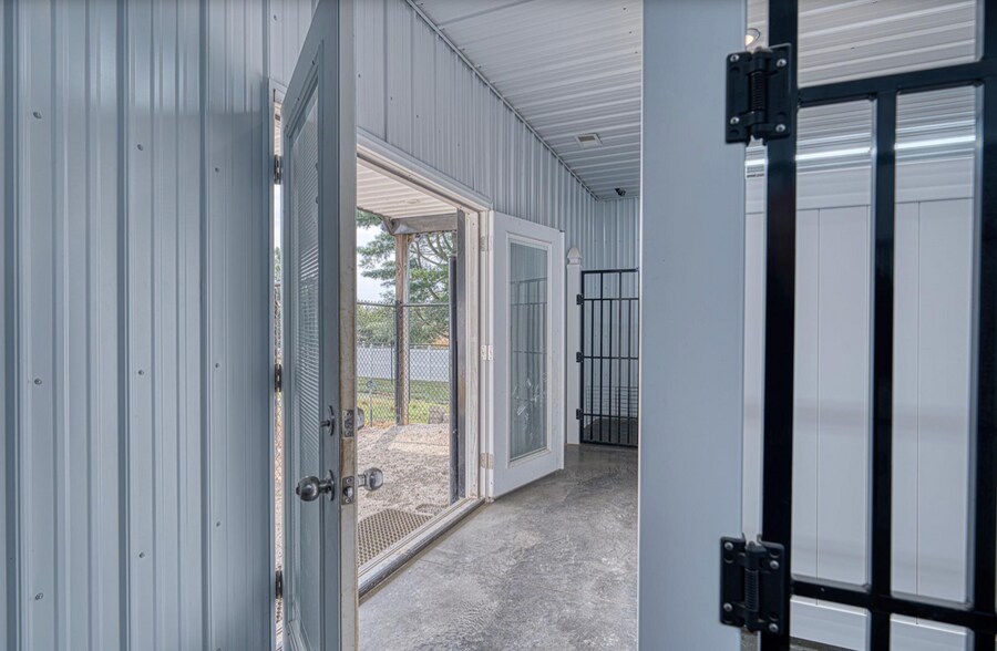 More Photos Of 1601 ST RTE 56E STATE ROUTE 56E, Morganfield Veterinarian Kennel For Sale