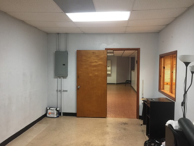 More Photos Of 4244 W Waters Ave, Tampa Showroom For Lease