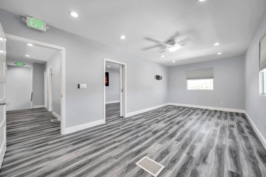 More Photos Of 7949 Ulmerton Rd, Largo Storefront For Sale