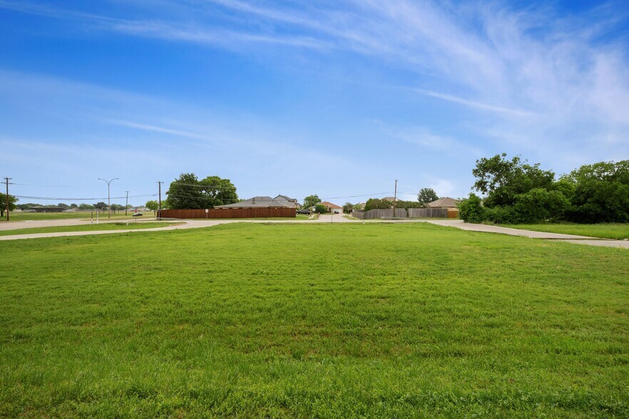 More Photos Of 1910 E Sublett Rd, Arlington Land For Lease