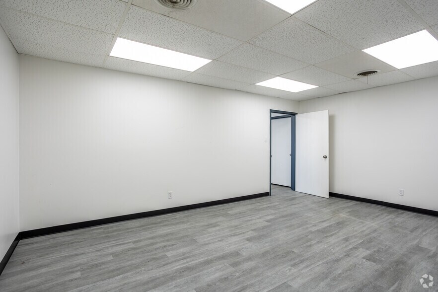 More Photos Of 11301-11345 Indian Trl, Dallas Warehouse For Lease