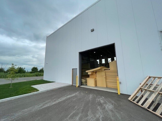 More Photos Of 3300 Av De La Gare, Mascouche Distribution For Lease