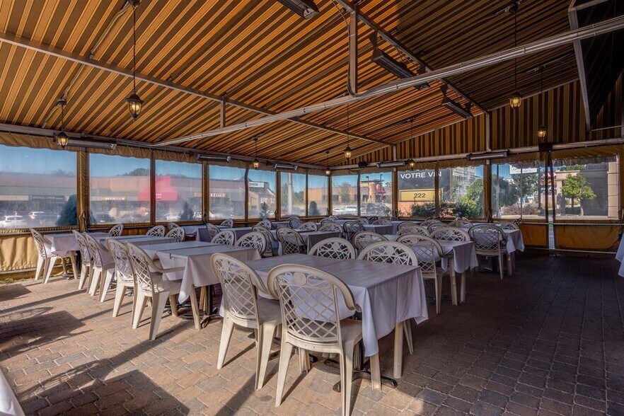 More Photos Of 220-222 Boul du Curé-Labelle, Ste-Thérèse General Retail For Sale