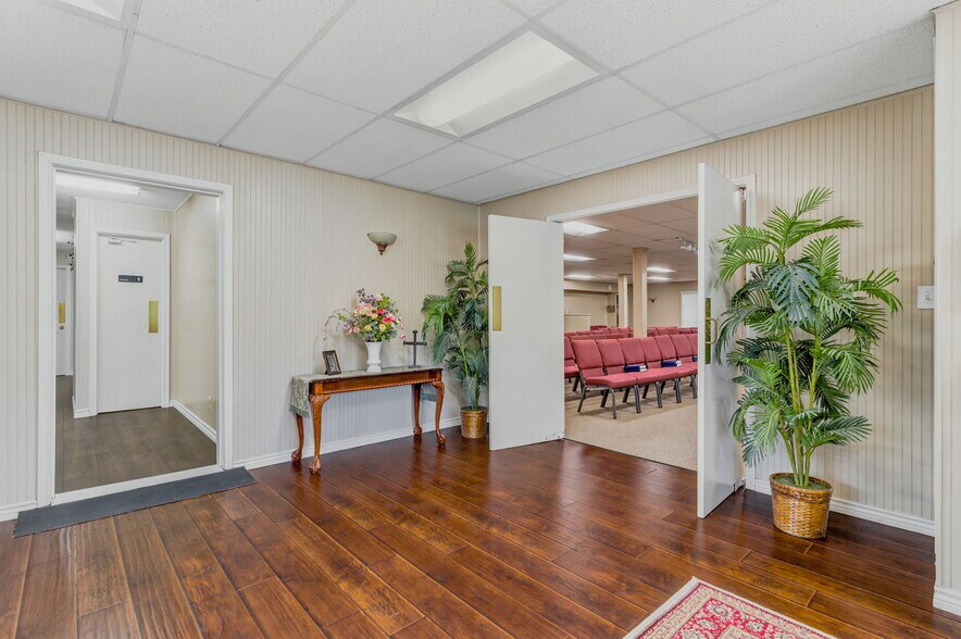 More Photos Of 3401 N Frazier St, Conroe Specialty For Sale
