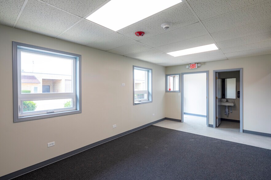 More Photos Of 1084 Industrial Dr, Bensenville Warehouse For Lease