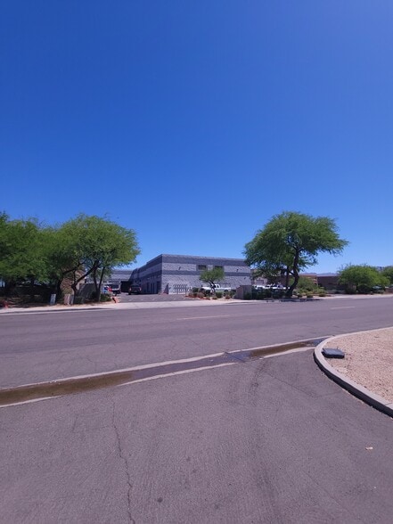 More Photos Of 7652 E Greenway Rd, Scottsdale Warehouse For Lease