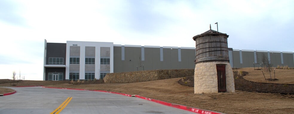 More Photos Of 9449 Silver Creek Rd, Fort Worth Warehouse For Lease