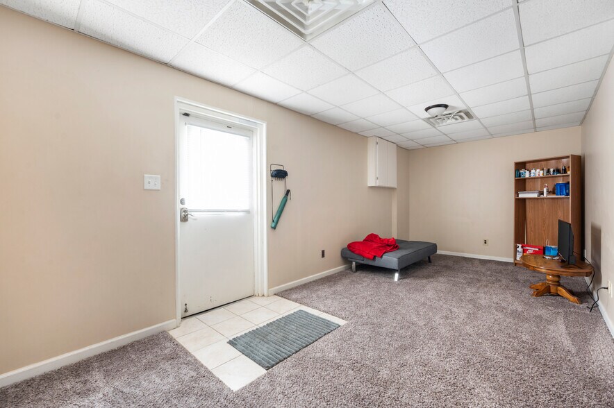 More Photos Of 614 E Streeter Ave, Muncie Office For Sale