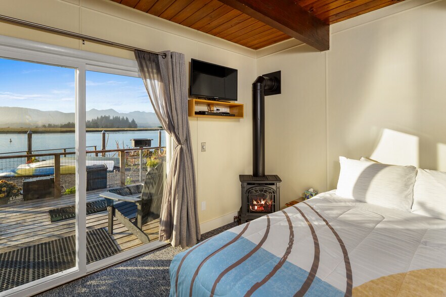 More Photos Of 580 Marine Dr, Wheeler Hotel For Sale