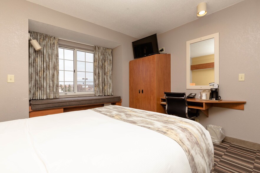 More Photos Of 424 20th S St, New Ulm Hotel For Sale
