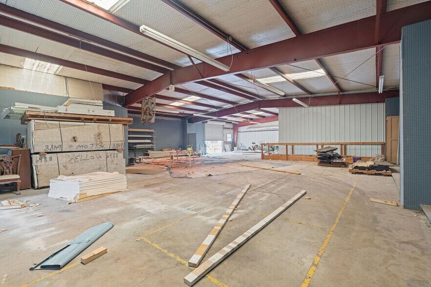 More Photos Of 2524 US Highway 96 N, Center Warehouse For Sale