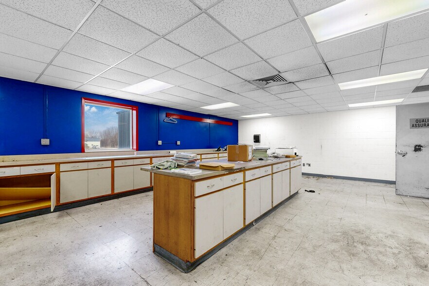 More Photos Of 701 Technology Pl, Waverly Manufacturing For Lease