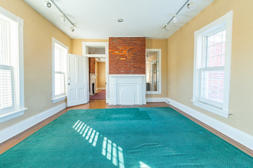 More Photos Of 323 S Main St, Zelienople Office Residential For Lease