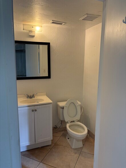 More Photos Of 3963 Exchange Ave, Naples Warehouse For Lease