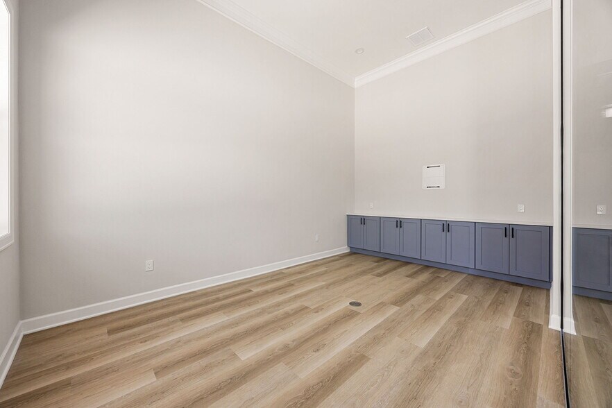 More Photos Of 1325 Main Street, Katy Medical For Sale