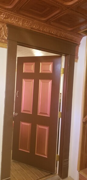 More Photos Of 213 Chase Creek St, Clifton Specialty For Sale