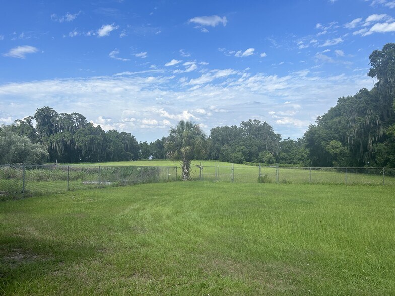 More Photos Of 101 S Prospect St, Crescent City Flex For Sale