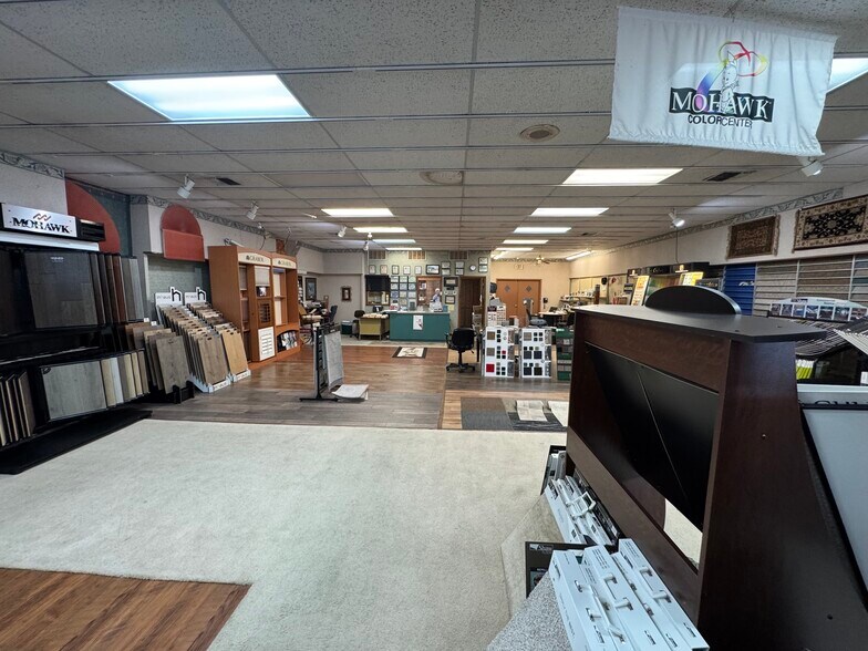 More Photos Of 1900 Crockett Rd, Palestine Storefront For Sale