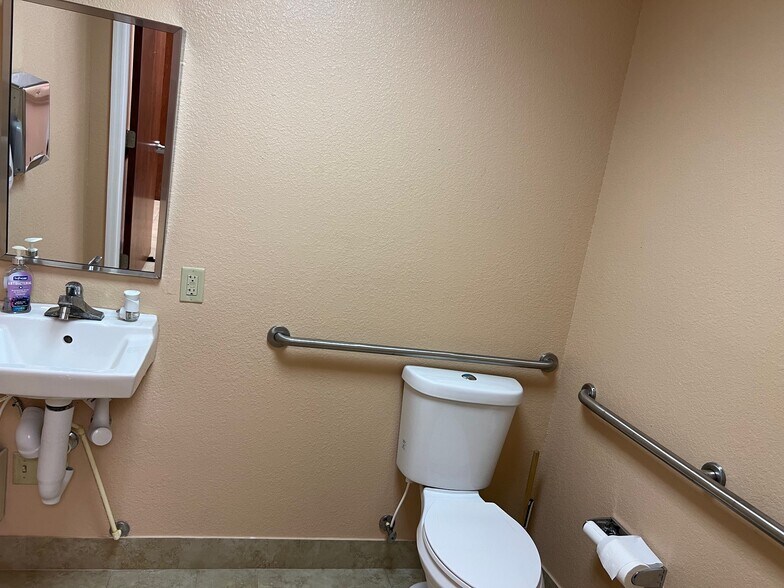 More Photos Of 260 Lookout Pl, Maitland Medical For Lease