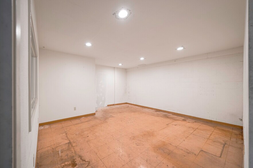 More Photos Of 6943 Eton Ave, Canoga Park Manufacturing For Sale