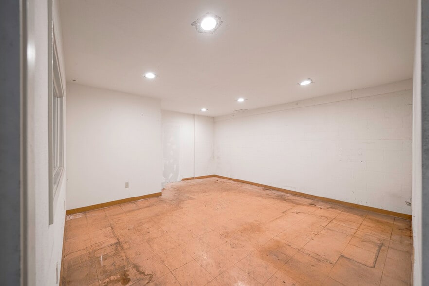 More Photos Of 6943 Eton Ave, Canoga Park Manufacturing For Lease